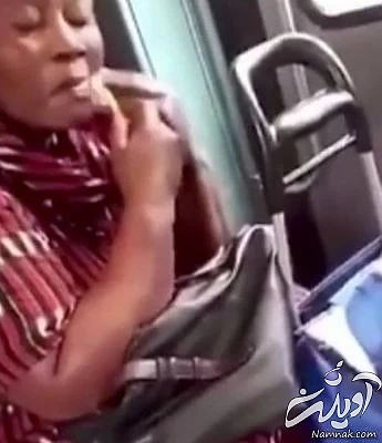 زنی که در مترو صورتش را اصلاح کرد!/ تصاویر